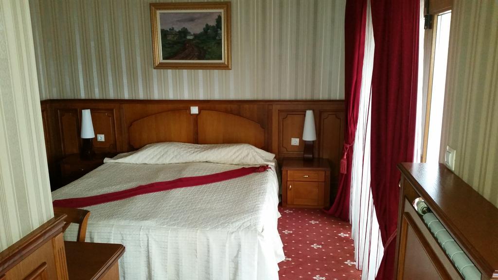 Hotel Brothers สโมลยัน ภายนอก รูปภาพ